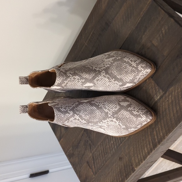 NEW Universal Thread Snakeskin Booties - Picture 2 of 5